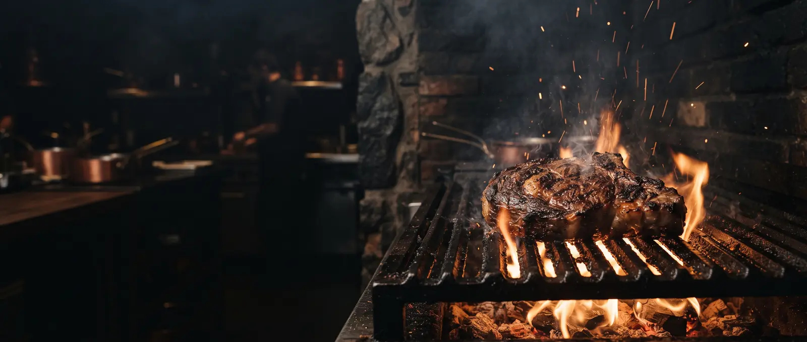 Steak über offener Flamme auf dem Rost, Funken steigen auf