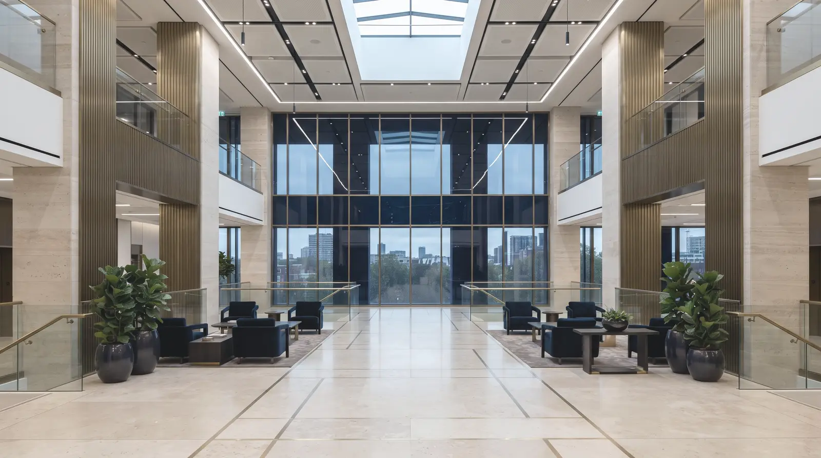 Helles Kanzleigebäude mit klarer Glas- und Steinarchitektur